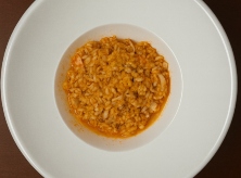 Arroz integral salteado con verduras frescas.